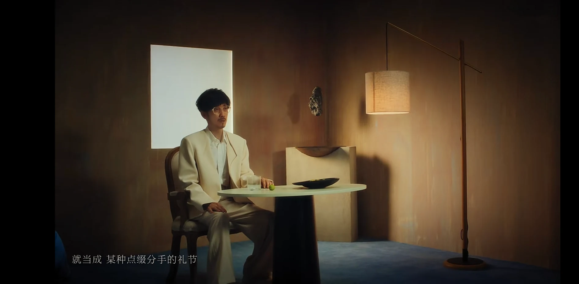 情人该有的慈悲 周传雄 MV 静帧 1